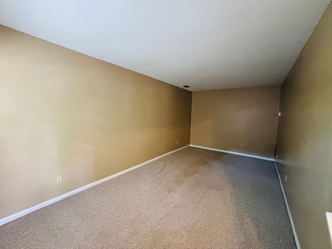 Building Photo - 2 Bedroom 1 Bathroom Townhouse