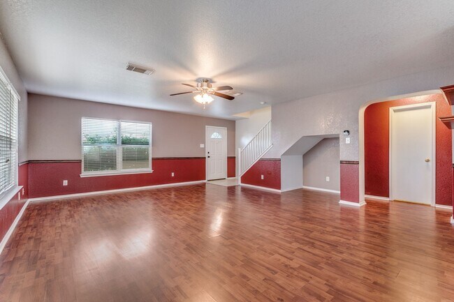 Building Photo - SPACIOUS 3-BEDROOM HOME IN TARA WEST