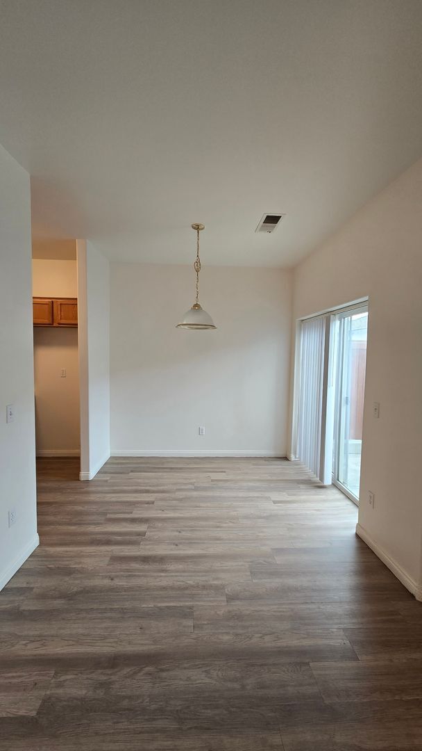 Foto del edificio - 716 Meadow Grove Ct