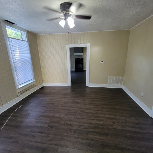 Near Westside 2BR House w/Attached Garage! - Near Westside 2BR House w/Attached Garage!