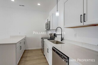 Building Photo - 921 Parkview Dr
