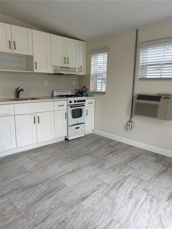 Building Photo - 7515 Dickens Ave