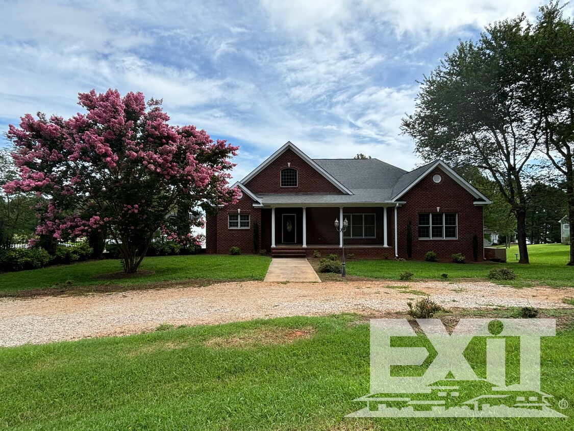 Primary Photo - Beautiful Lakefront Rental Home That Has I...