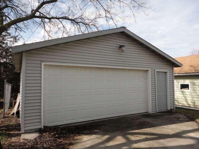 Building Photo - 336 Doty St