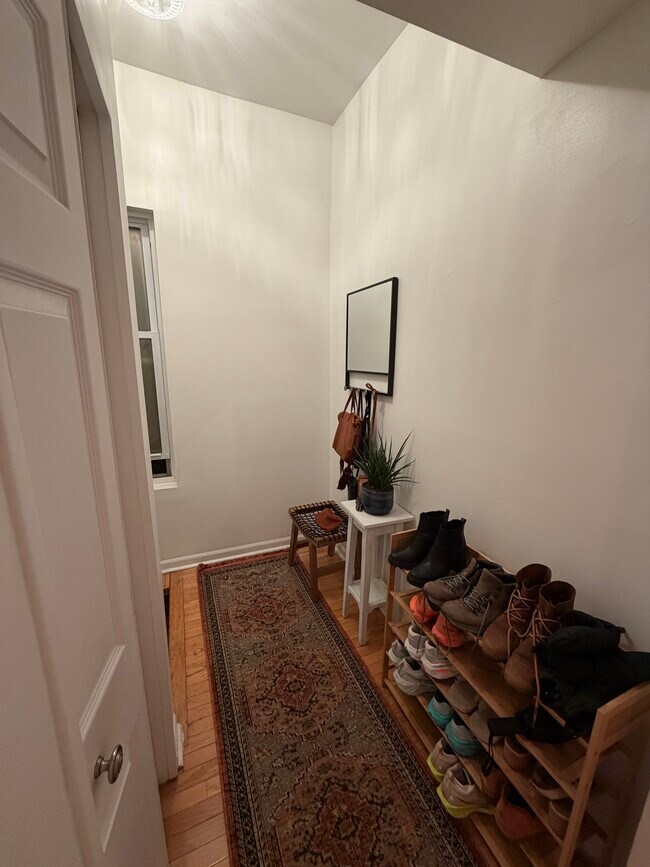 Entrada - 2614 W Thomas St