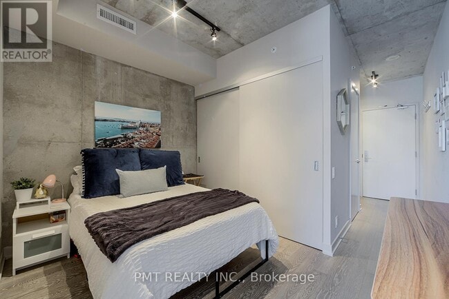 Building Photo - 39 Brant St