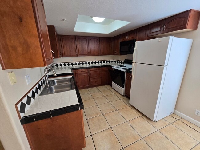 Building Photo - Charming 2BD/2BA Ground-Floor Apartment in...