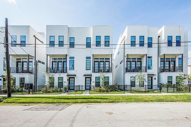 Building Photo - 1704 Alamo St