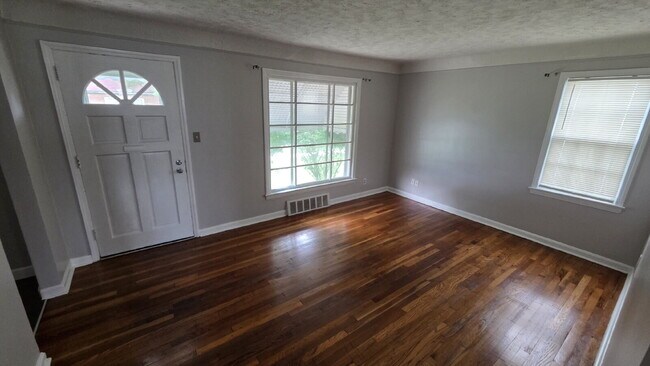 Foto del edificio - "4-Bed Home in Maple Heights!"