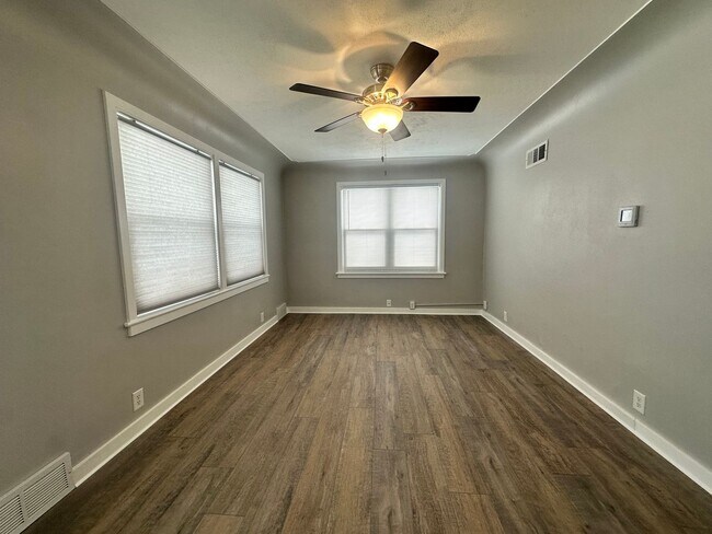 Foto del edificio - Two Bedroom One Bathroom Available in Battle Creek