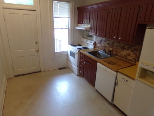 Building Photo - -- APPLICATION PENDING - 3 BR/ 2 BA Large ...