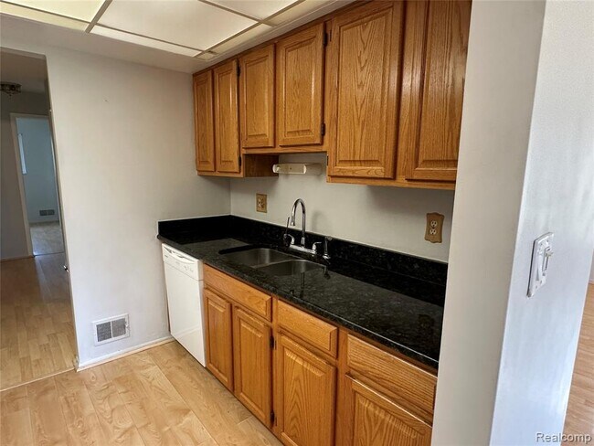 Foto del edificio - 628 E Fox Hills Dr