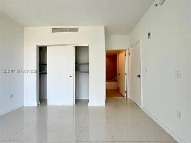 Foto del edificio - 9940 W Bay Harbor Dr