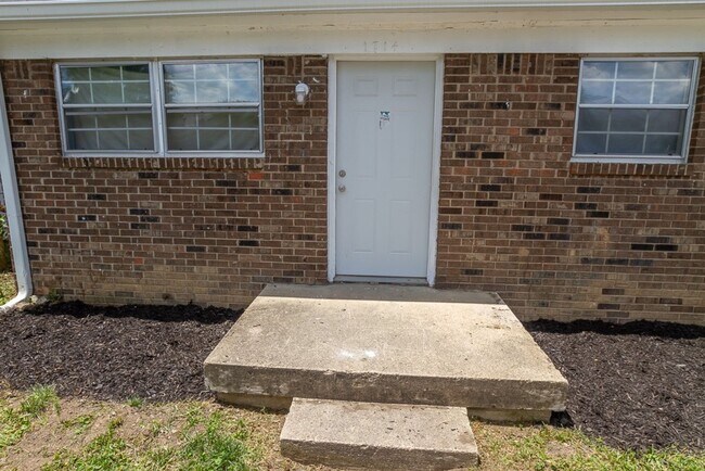 Building Photo - Beautiful, Renovated All Brick 3 Bed 1 Bat...