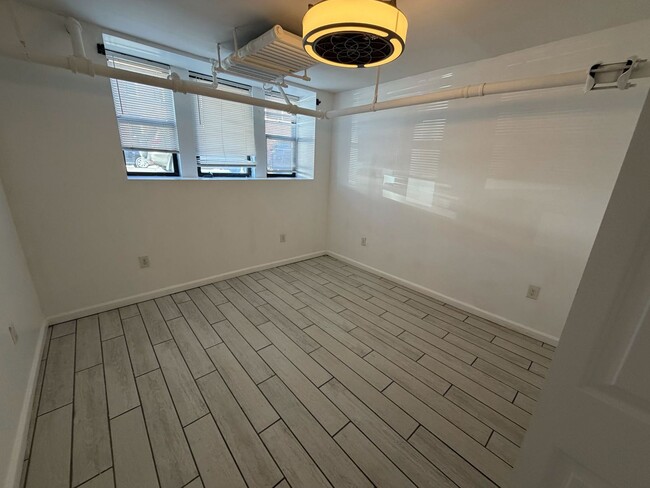 Building Photo - 118 Corbin Ave