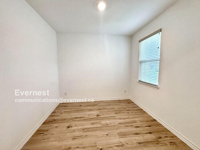 Foto del edificio - Beautiful 3-Bedroom Home  with Private Yar...