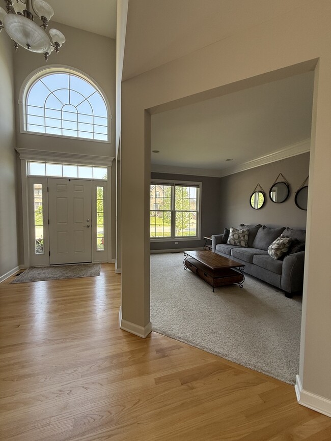 Building Photo - 755 Wedgewood Dr