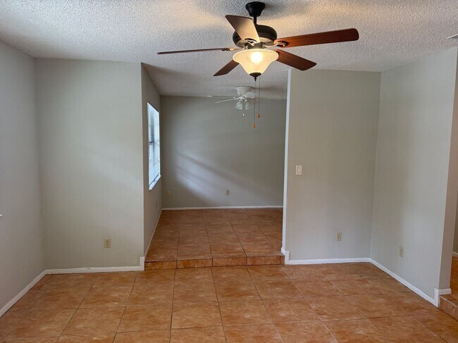 Building Photo - 113 S Deerwood Ave