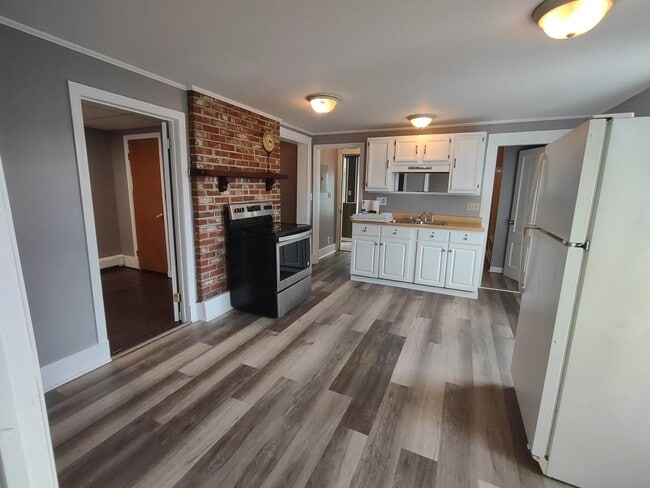 Building Photo - 184 S Main St