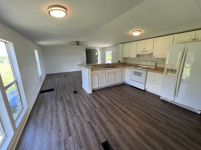 Building Photo - 3 bedroom 2 bath Mobile Home on 1 acre in ...
