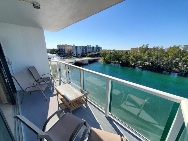 Foto del edificio - 1401 N Riverside Dr