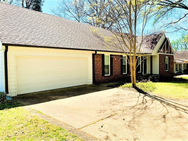 Building Photo - 7207 Poplar Pike