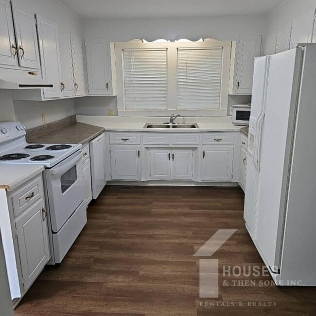 Building Photo - 354 E Floyd Baker Blvd