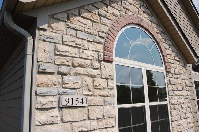 Building Photo - 9154 Royal Oak Ln