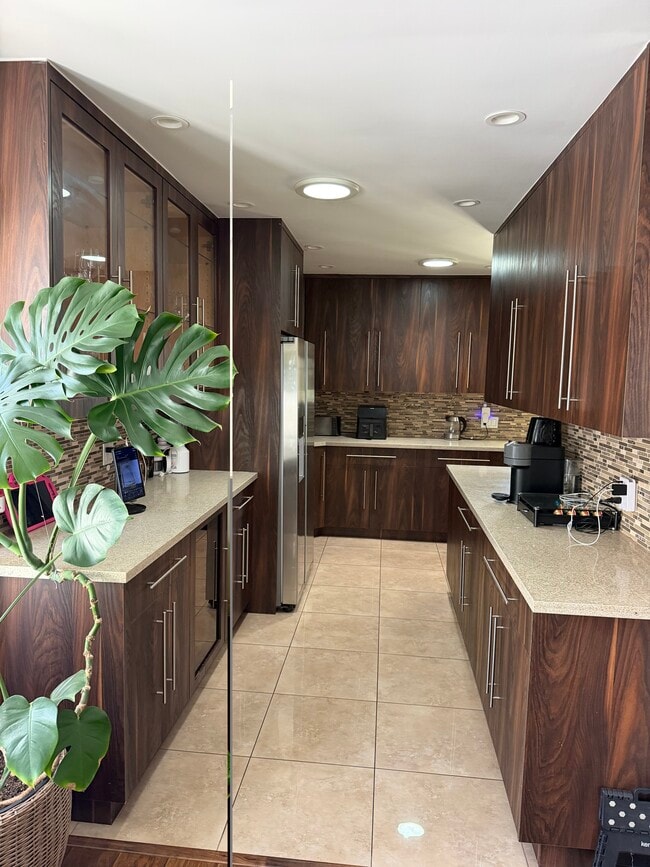 Foto del edificio - 8365 Glencrest Dr