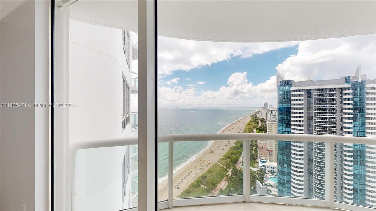 Foto principal - 6365 Collins Ave