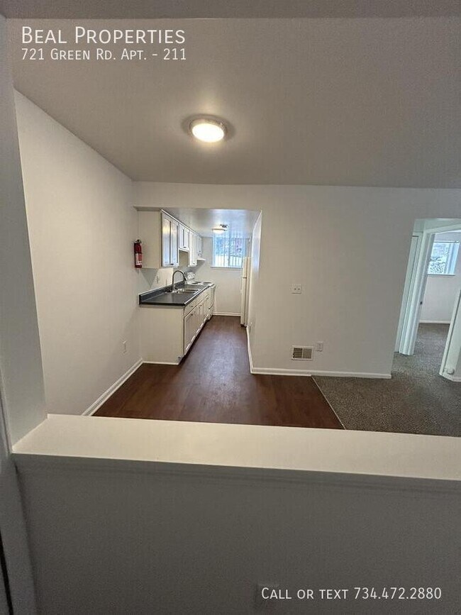 Building Photo - 721 Green Rd