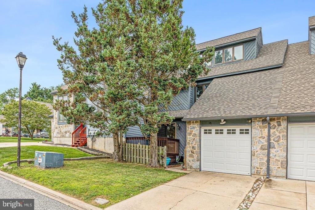 Primary Photo - 8 Foxtail Ct
