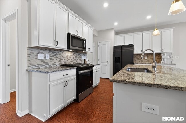 Building Photo - 2851 Fairgrove Cres