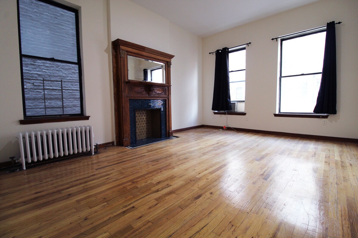 Primary Photo - 100 W 105th St