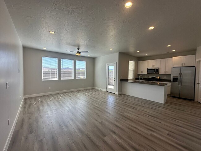 Foto del edificio - BRAND NEW 3 BEDROOM SAND HOLLOW TOWNHOME F...