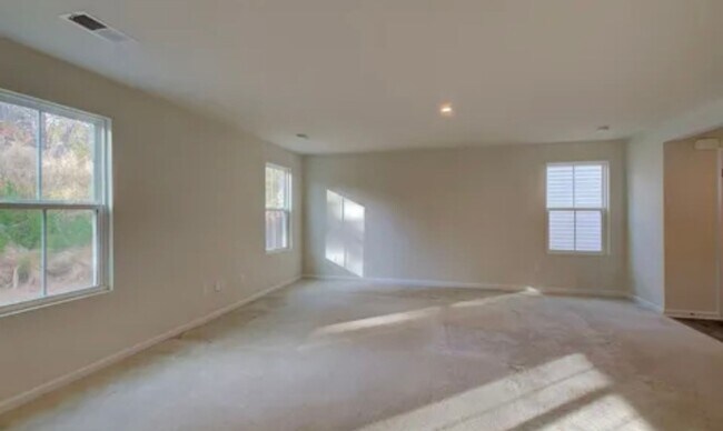 Building Photo - Spacious 4/2.5 Move In Ready Now