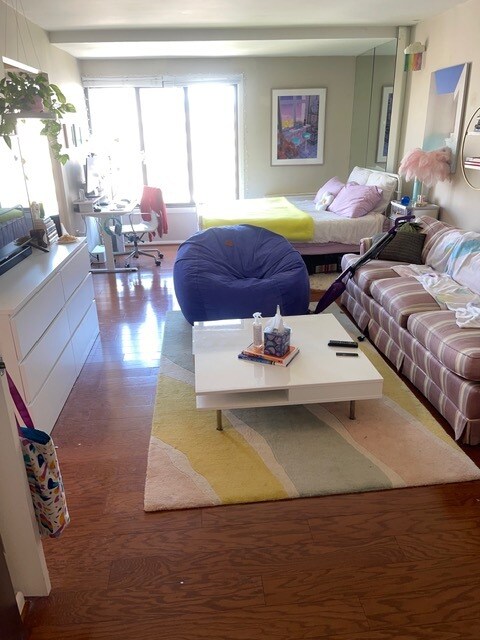 LR a ventana - 1440 N St NW