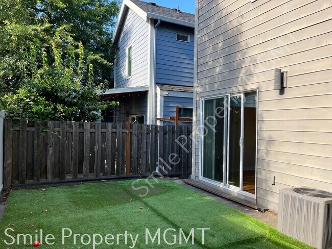 Building Photo - 4837 NE 101st Ave