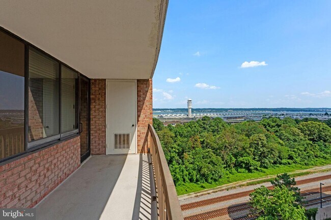 Building Photo - 1805 Crystal Dr
