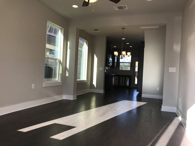 Building Photo - BEAUTIFUL TOWNHOUSE IN CRESTVIEW