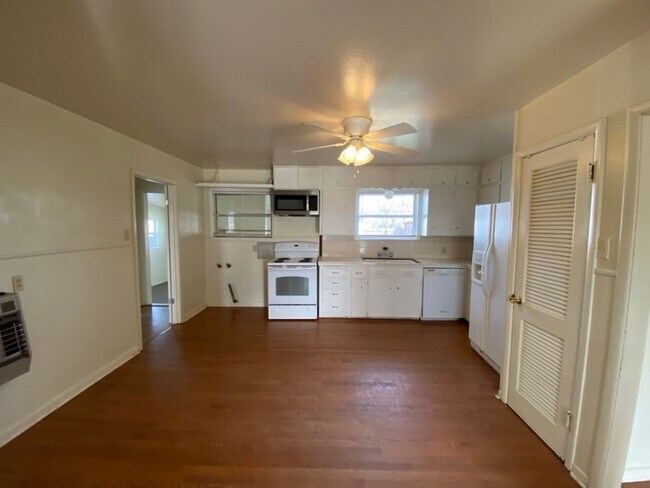 Building Photo - Awesome 4 bedroom 3 bath 2 car garage home!
