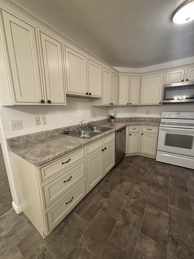 Building Photo - 8083 N Ridge Loop E