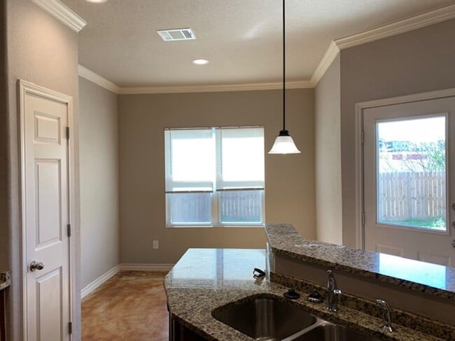 Building Photo - Town home for rent