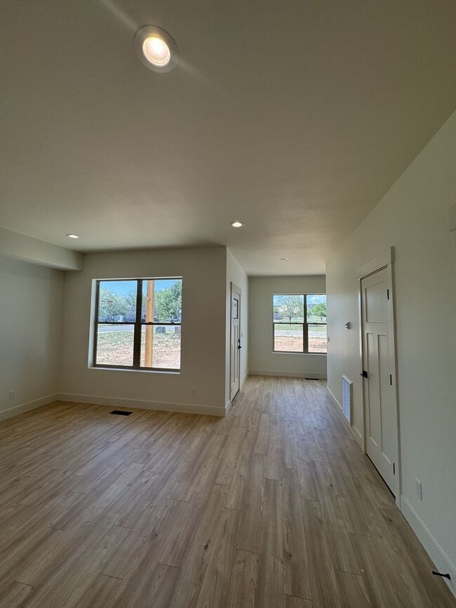 Building Photo - 3 Bedroom, 2  Bath Duplex with Fenced Yard...