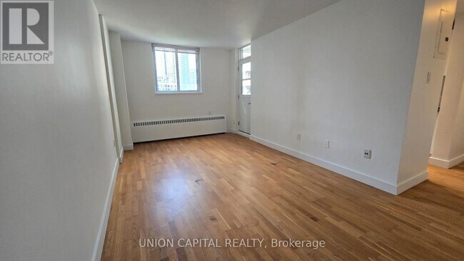 Building Photo - 407-230-230 Oak St