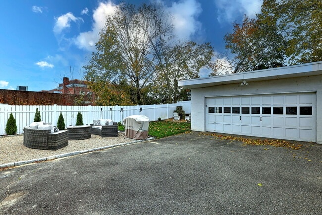 Building Photo - 40 Hazelwood Ave