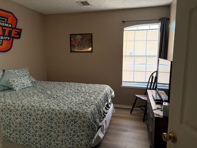 Photo - 2202 N Benjamin St House