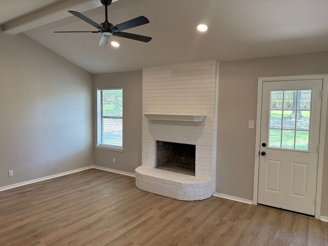 Building Photo - Modern Charm – 3 Beds, 2 Baths & More!