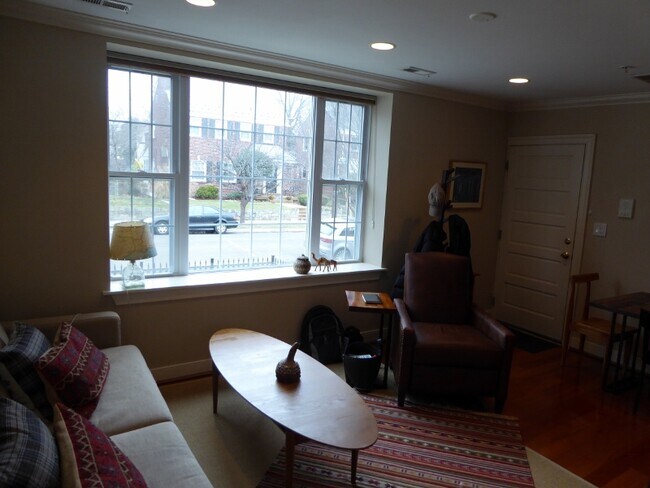 Foto del edificio - 1404 Longfellow St NW
