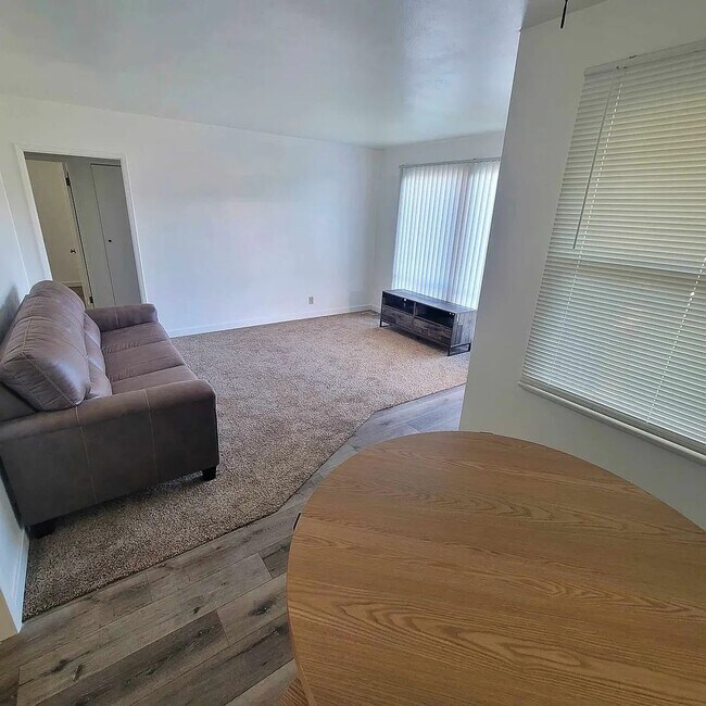 Foto del edificio - Charming Single Story Home Near Hancock College with One Car Garage